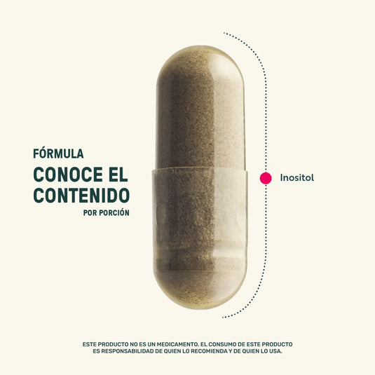 Cápsula transparente de inositol para suplemento alimenticio sobre fondo claro.